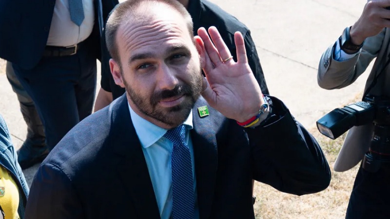 Tarifaço de Trump complica situação de Eduardo no STF mais do que a de Bolsonaro
