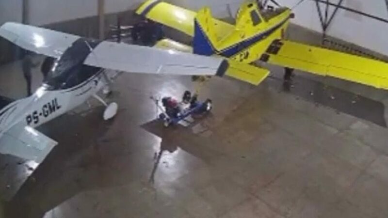 Vídeo mostra criminosos tentando roubar avião em fazenda; família foi feita refém