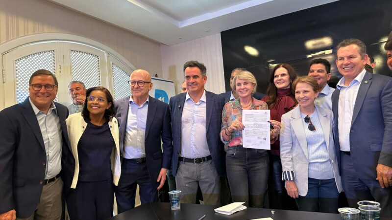 Ao lado de líderes políticos, senadora assina filiação e retorna ao Progressista