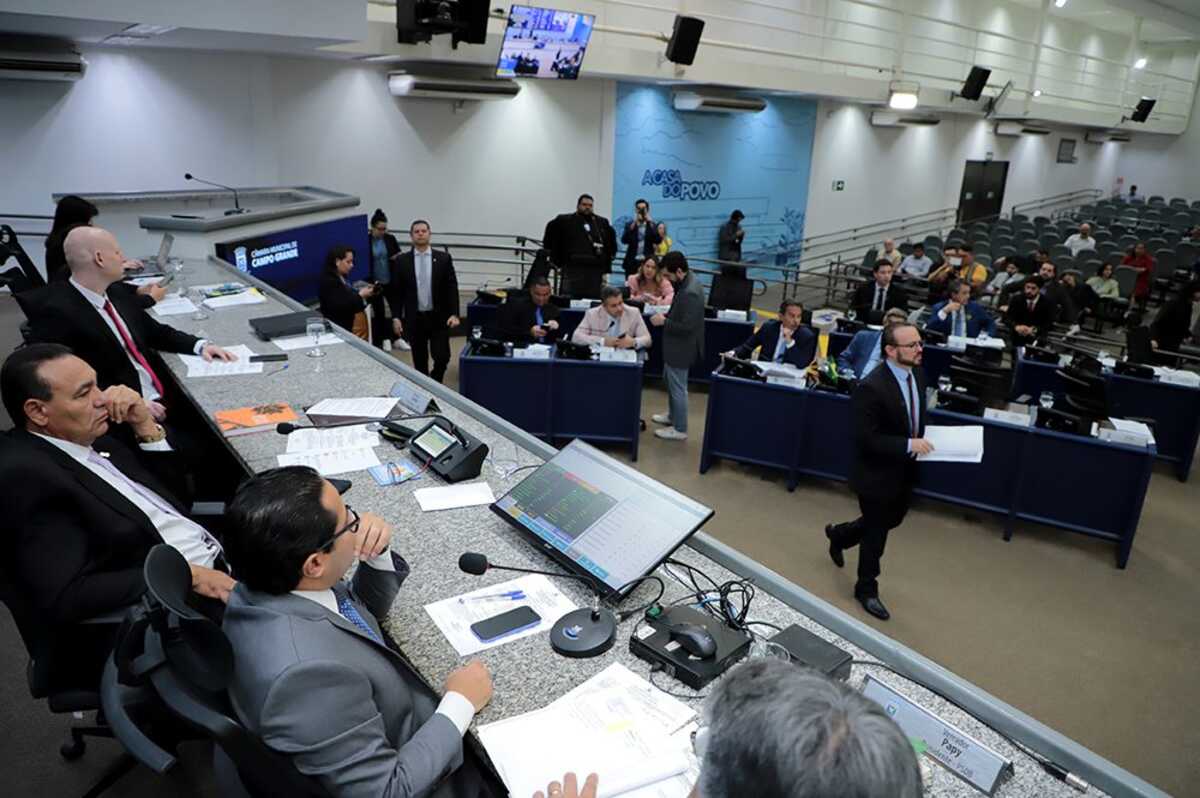 Após recesso, vereadores votam dois projetos na Câmara
