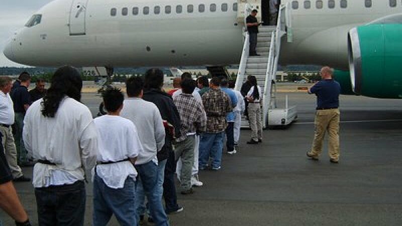 Brasileiros deportados por Trump relatam expulsão forçada