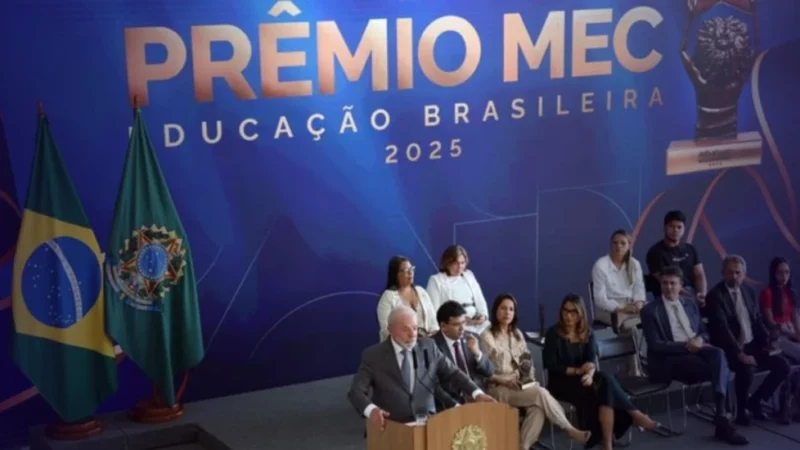 Dois estudantes do DF recebem Prêmio MEC da Educação Brasileira por redação no Enem