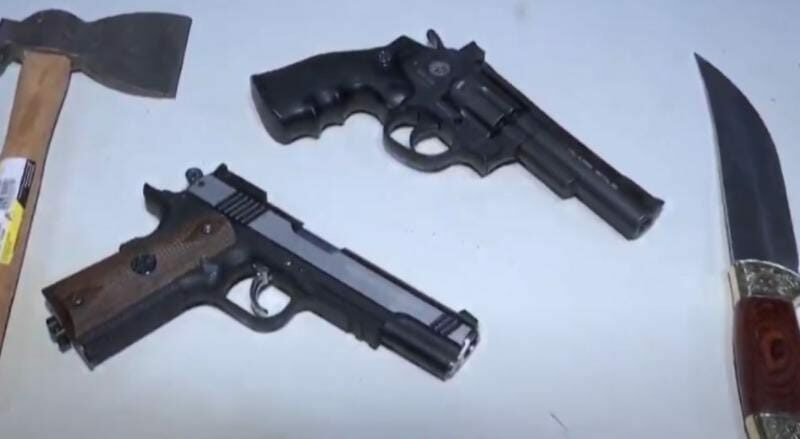 Dois são presos em flagrante com armas falsas após ameaçarem dono de restaurante