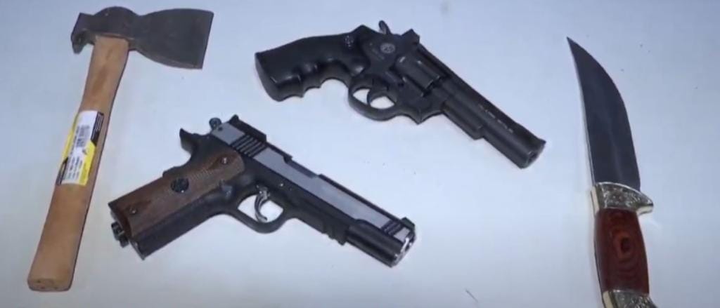 Dois são presos em flagrante com armas falsas após ameaçarem dono de restaurante