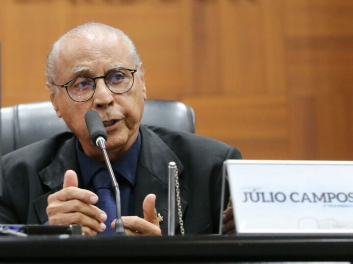 Júlio Campos pede “complacência” ao governador e cobra liberação de emendas