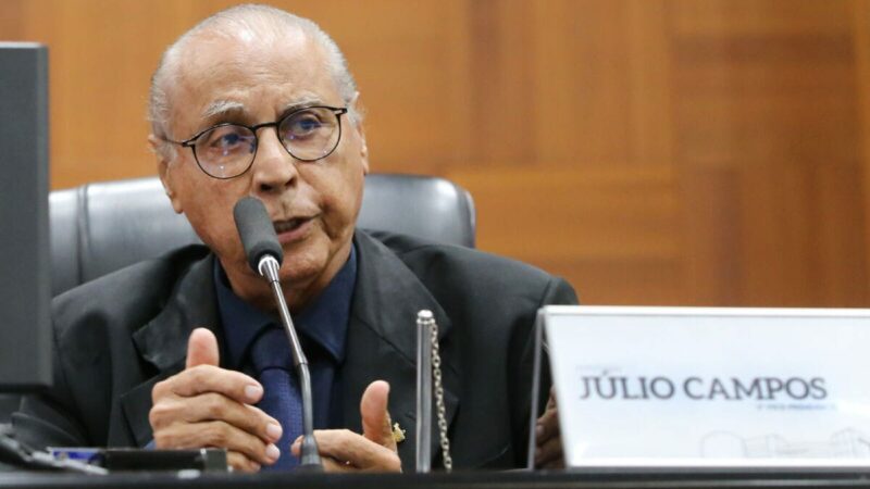 Júlio Campos pede “complacência” ao governador e cobra liberação de emendas