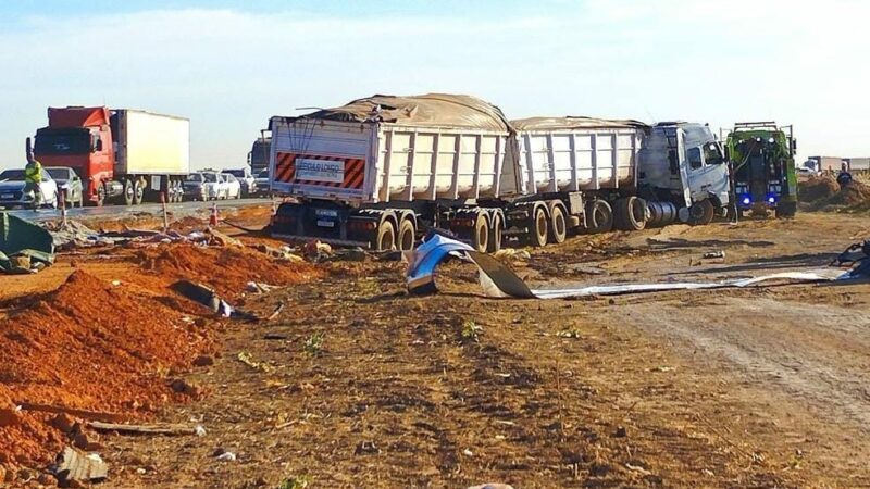 Perícia aponta que colisão na BR-163 ocorreu em curva e que ônibus invadiu faixa da carreta