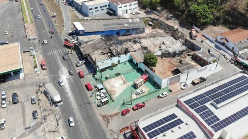 Bombeiros usam mais de 80 mil litros de água para extinguir incêndio em madeireira