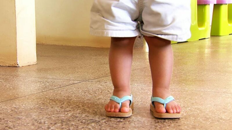 Criança de 3 anos foge de casa após agressão do pai e é encontrada sozinha em rua de Várzea Grande