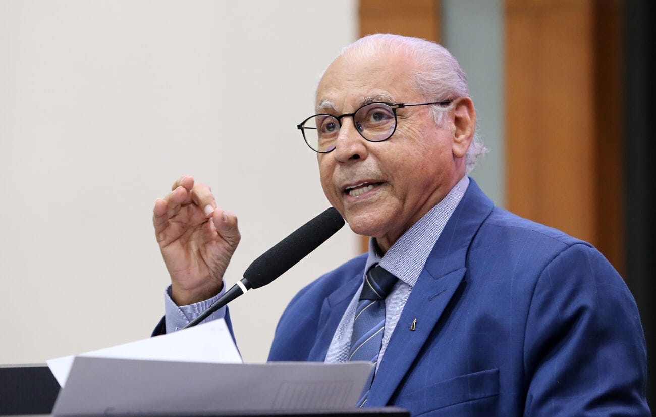 Deputado chama Abilio de ‘Mãe Dináh do Pantanal’ após previsão sobre eleição