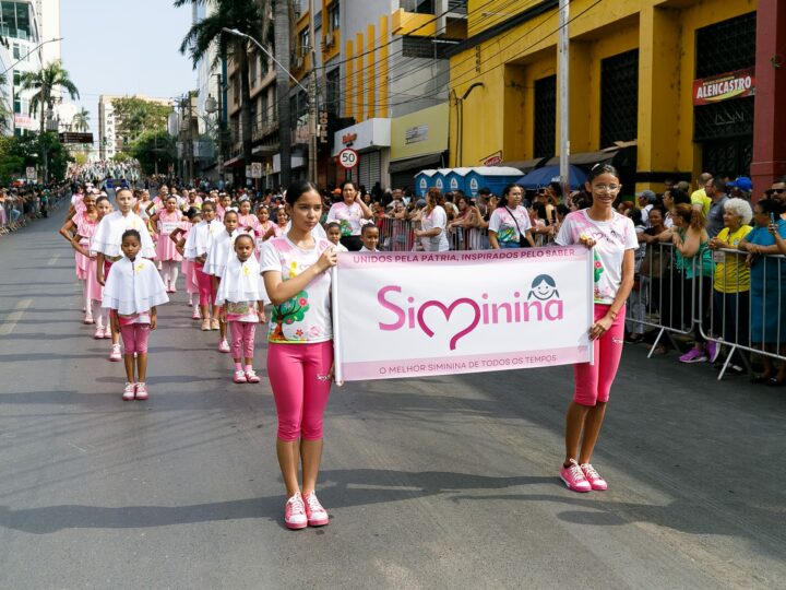 Desfile ganha cores com Aquarela das Simininas e agitação das fanfarras