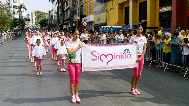 Desfile ganha cores com Aquarela das Simininas e agitação das fanfarras