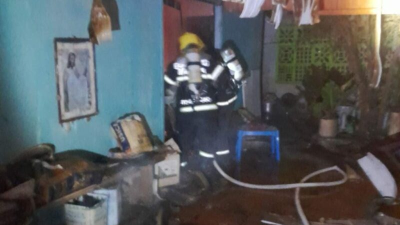 Desorientado, idoso é resgatado por bombeiros de incêndio em kitnet