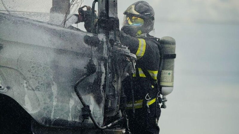 Fogo destrói caminhão em rodovia estadual e mobiliza equipe do Corpo de Bombeiros