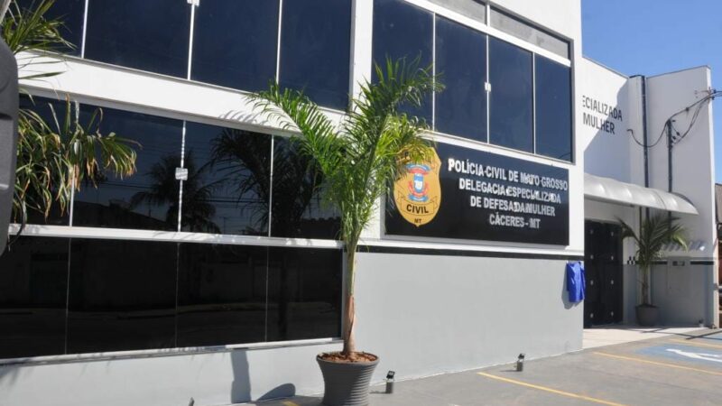 Homem põe arma na cabeça da esposa, ameaça atirar e promete incendiar residência