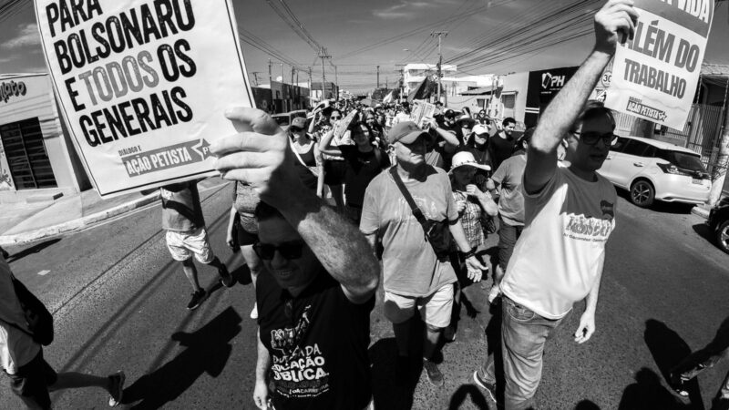 Manifestação em Cuiabá reúne militantes do PT contra anistia e PEC da Blindagem