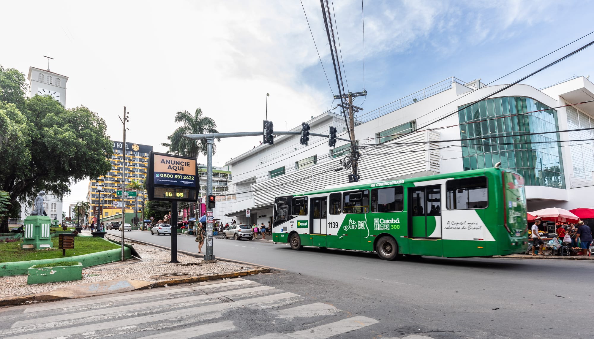 Ruas e avenidas interditadas, gratuidade em ônibus e mudança de rota para o desfile de domingo