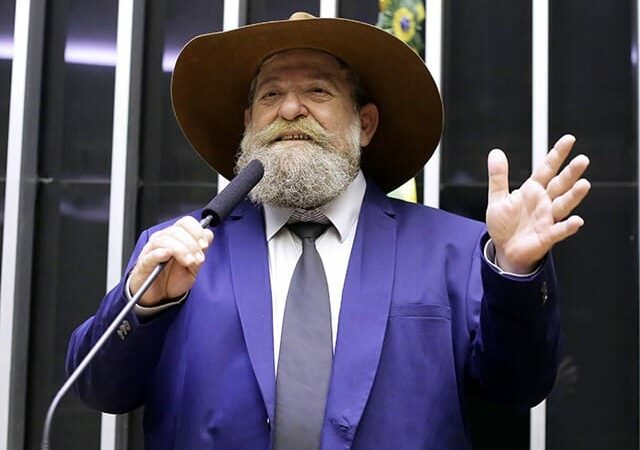 Após falta em votação polêmica, deputado Barbudo anuncia câncer