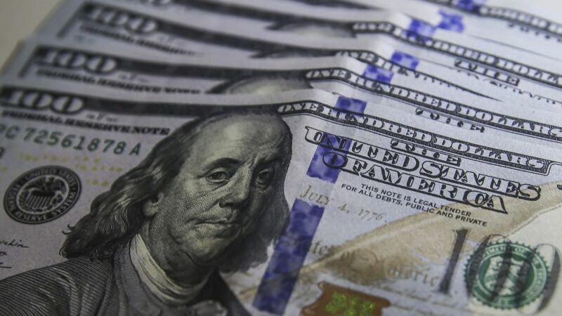 Dólar recua pelo 4º pregão consecutivo e fecha abaixo de R$ 5,40