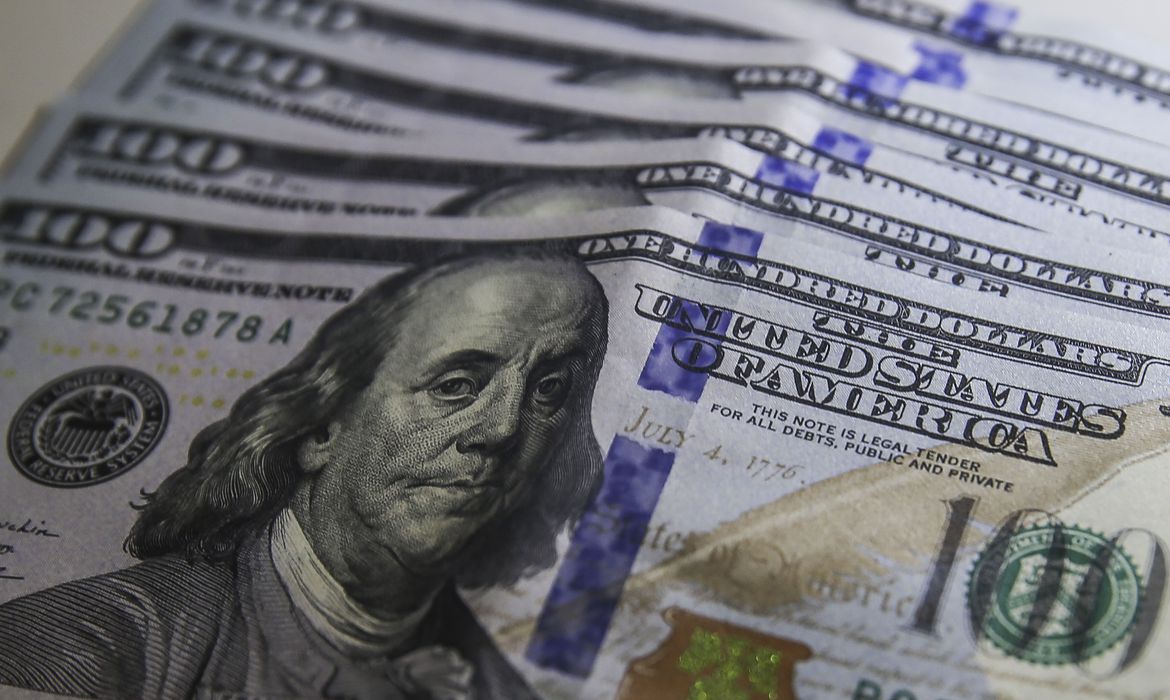 Dólar recua pelo 4º pregão consecutivo e fecha abaixo de R$ 5,40