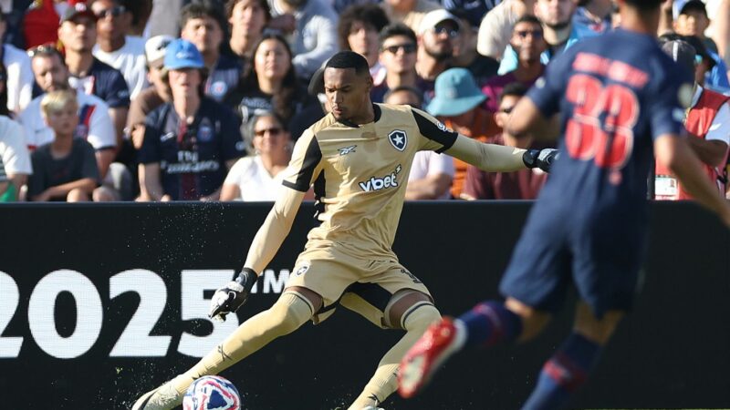 Ederson se machuca e John, ex-Botafogo, é convocado para amistosos