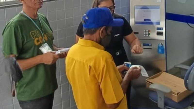 Em ação de panfletagem, Procon/VG impede golpe contra idoso em banco