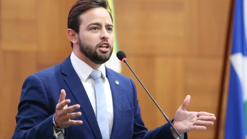Ex-deputado questiona presença de aluna trans em banheiro feminino