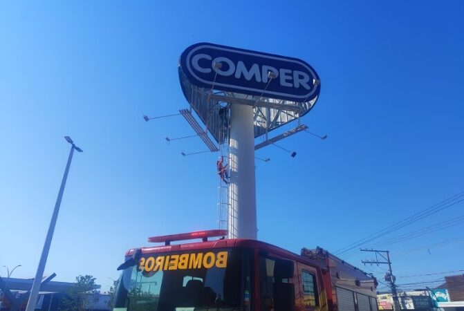 Homem tenta suicídio na torre de supermercado em Várzea Grande, bombeiro no local