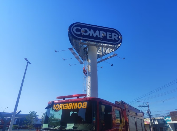 Homem tenta suicídio na torre de supermercado em Várzea Grande, bombeiro no local
