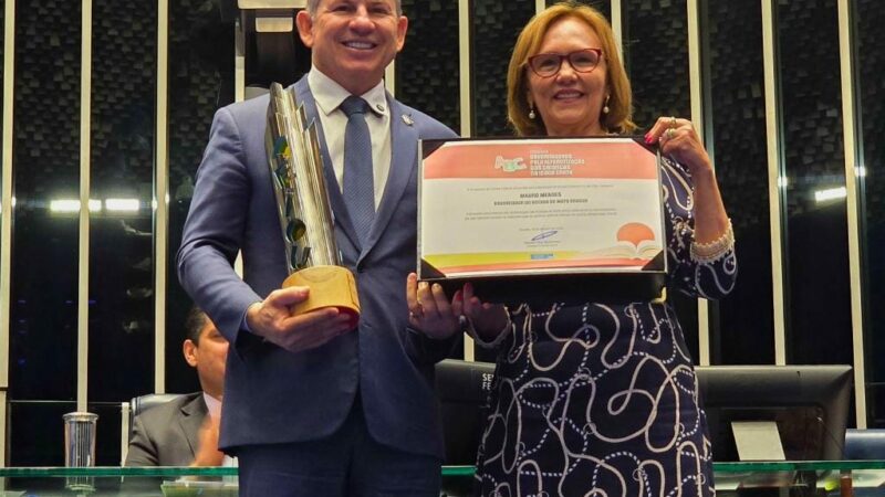 Mauro Mendes recebe Comenda do Senado por avanço na alfabetização infantil em MT