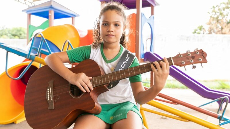 Aluna de Cuiabá encanta escola e colegas pela força do talento