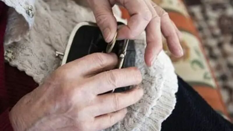 Bancos terão que devolver R$ 20 mil à aposentada que teve descontos ilegais na pensão alimentícia