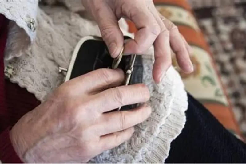 Bancos terão que devolver R$ 20 mil à aposentada que teve descontos ilegais na pensão alimentícia