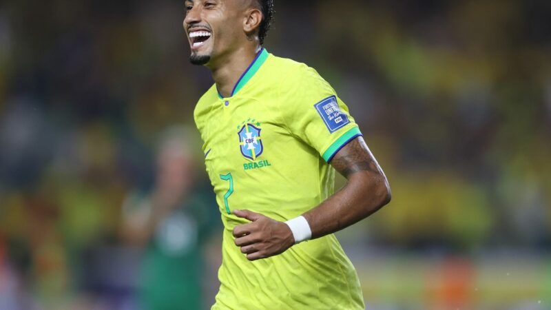 Brasileiro Raphinha é finalista do prêmio de melhor do mundo da Fifa