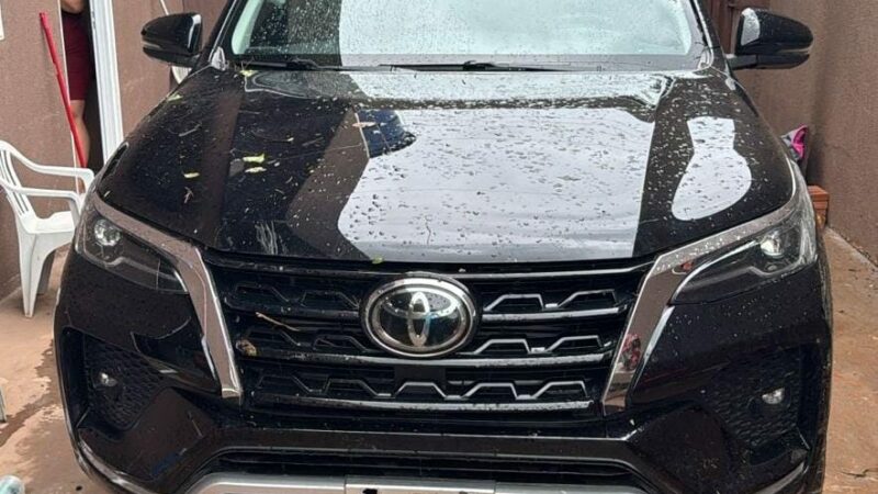 Casal é preso pela PC por esconder caminhonete de luxo furtada em Cuiabá