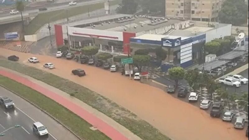 Chuva alaga obras do BRT, causa transtornos e transforma Avenida do CPA em correnteza
