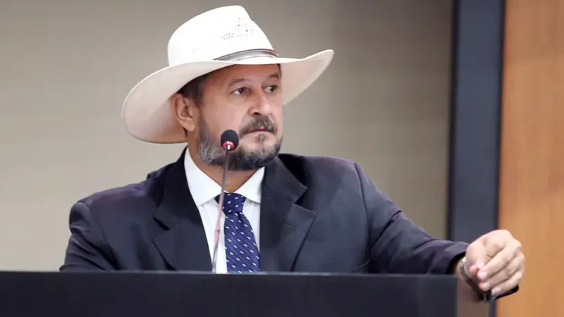 Deputado defende demissões de funcionários de esquerda e diz que não contrataria “inimigos”