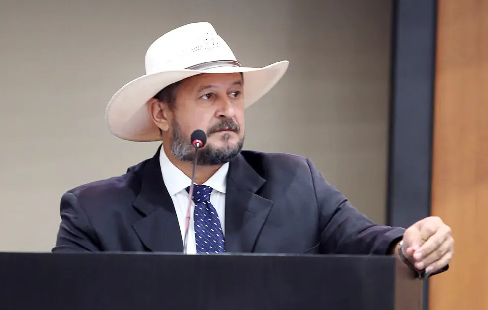 Deputado defende demissões de funcionários de esquerda e diz que não contrataria “inimigos”