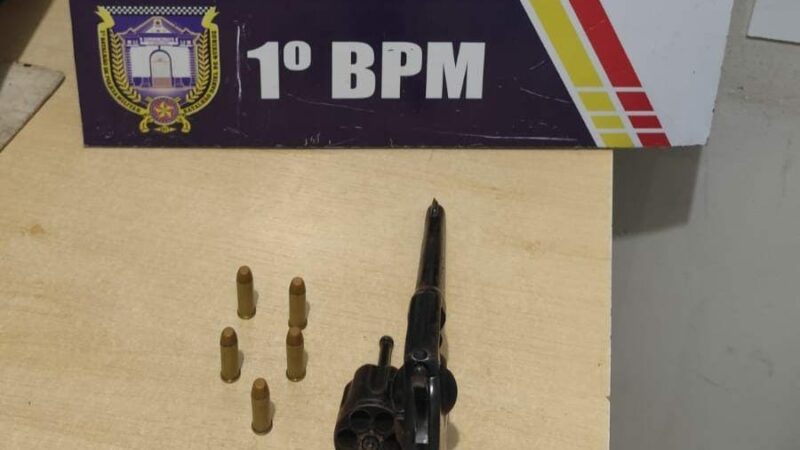 Dupla é detida pela Polícia Militar com revólver e munições em Cuiabá