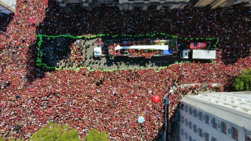 Famílias se juntam à multidão para festejar título do Flamengo no RJ
