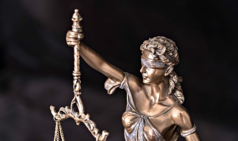 Homem é condenado a 20 anos de cadeia e a pagar R$ 50 mil por tentar matar ex na frente dos filhos