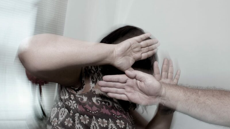 Homem é preso após agredir esposa com garrafada no rosto e a manter em cárcere privado por 18 horas