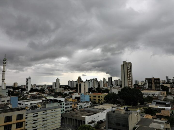 Inmet tem alerta de chuvas intensas, granizo e ventos de até 100 km para Cuiabá e outras cidades