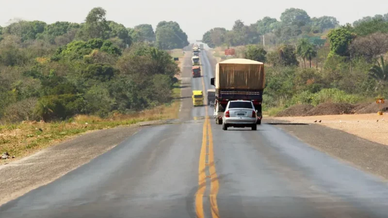 Motorista é indenizado em R$ 50 mil após colisão causada por ônibus parado na rodovia BR-163