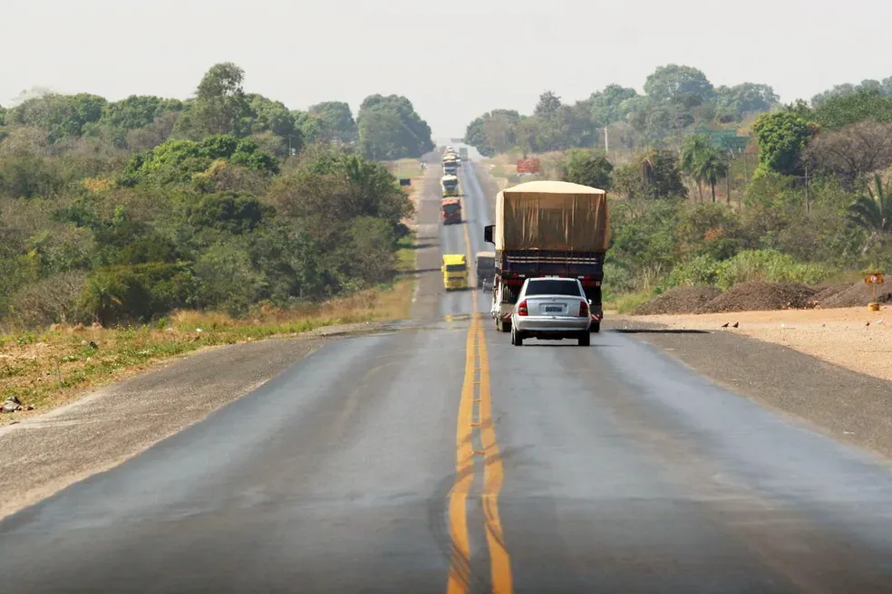 Motorista é indenizado em R$ 50 mil após colisão causada por ônibus parado na rodovia BR-163