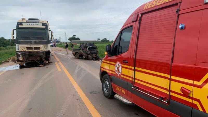 Motorista morre preso às ferragens ao colidir com carreta em rodovia federal