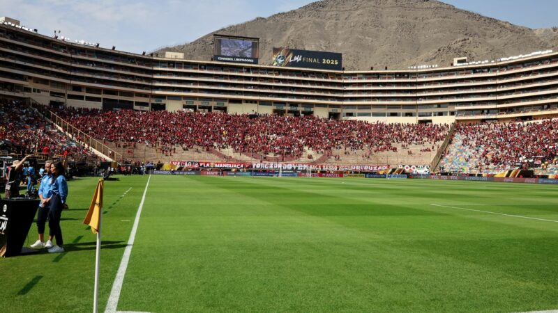 Ônibus atrasa e final da Libertadores começará às 18h30 (de Brasília)