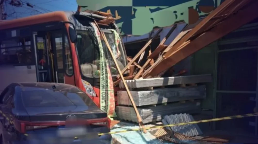 Ônibus colide com carro estacionado e fachada de madeireira em São Sebastião (DF)