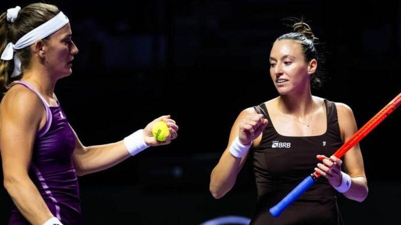 Stefani e Babos vencem russas e se aproximam da semi do WTA Finals