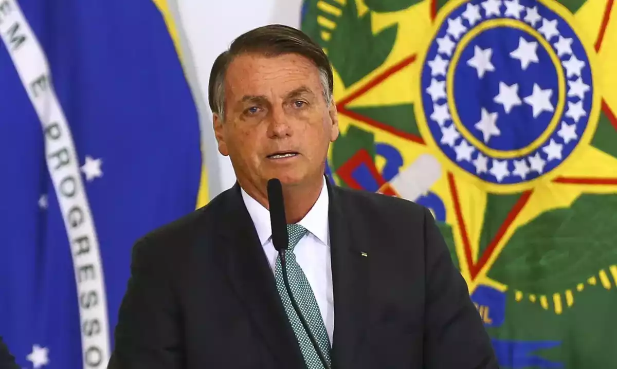 Bolsonaro pode iniciar fisioterapia nesta sexta-feira, diz médico